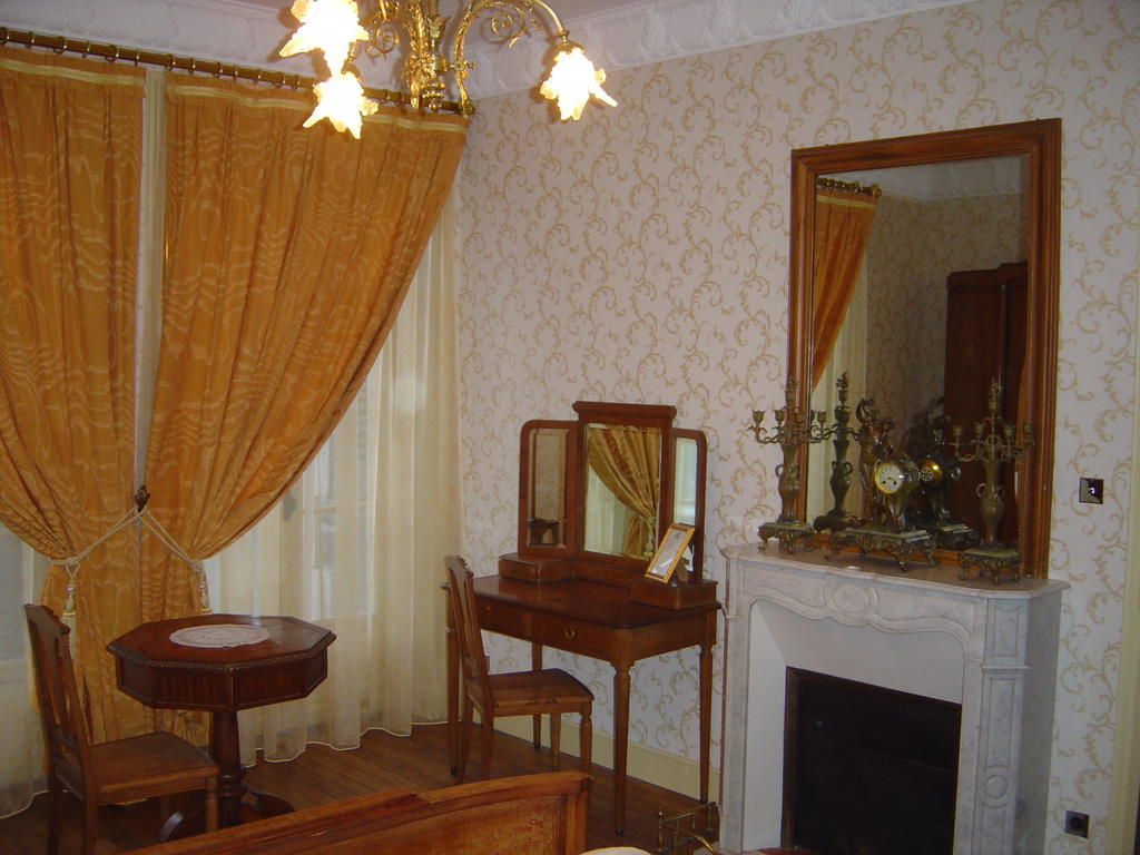 Le Terrondou Hotel Vic-sur-Cère Szoba fotó