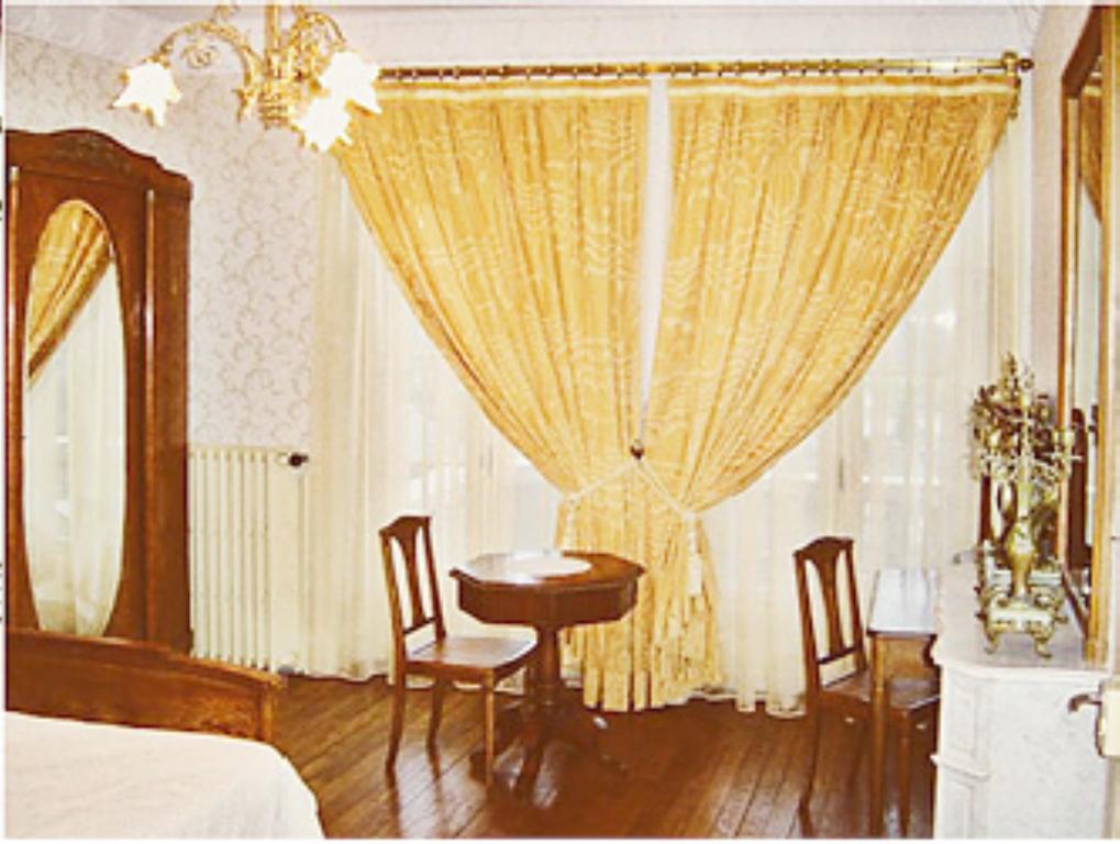 Le Terrondou Hotel Vic-sur-Cère Szoba fotó